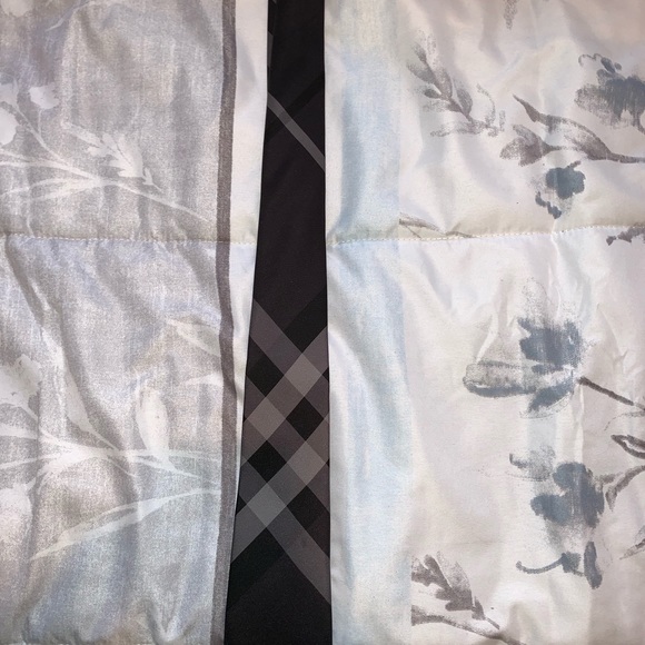 Burberry Tie Mint Condition Never Worn - Picture 5 of 5